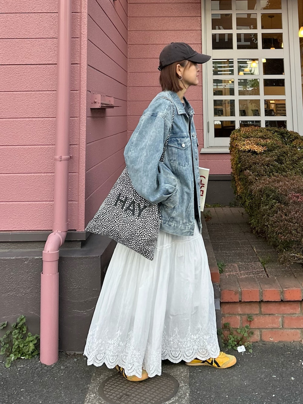 ブルー系のデニムジャケット、グレー系のアンサンブル、ホワイト系のスカートを着用したレディースの冬コーディネートの2枚目の写真