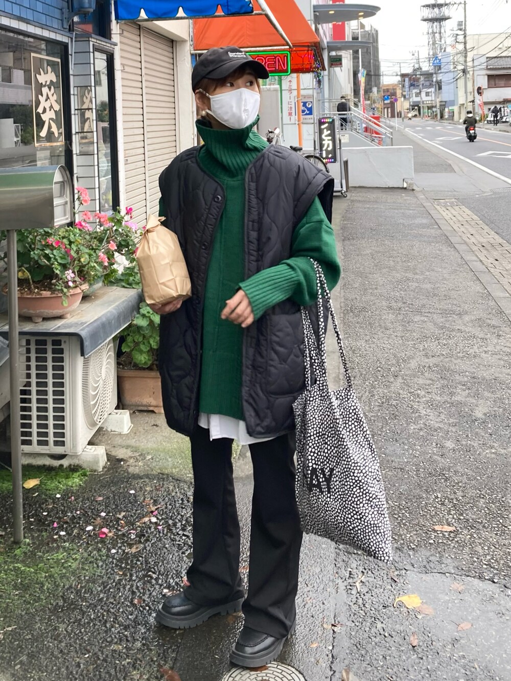 「冬コーデ、レイヤードスタイル、休日スタイル、きれいめカジュアル、大人カジュアル、タートルネック、ニット、グリーン、ベスト、キルティング、キルティングベスト、フレアパンツ、厚底シューズ、トートバッグ、キャップ」｜「CORNERS by KRのCORNERS by KR　4wayボアキルティングジャケット（ブルゾン、ブラック系）」を使った、ＫＲさん（レディース・159cm）の冬コーディネートの4枚目の写真