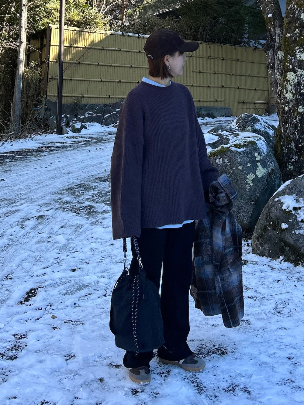 ブラウン系のニット/セーター、ブラック系のトートバッグ、ブラック系のその他パンツを着用したレディースの冬コーディネートの2枚目の写真