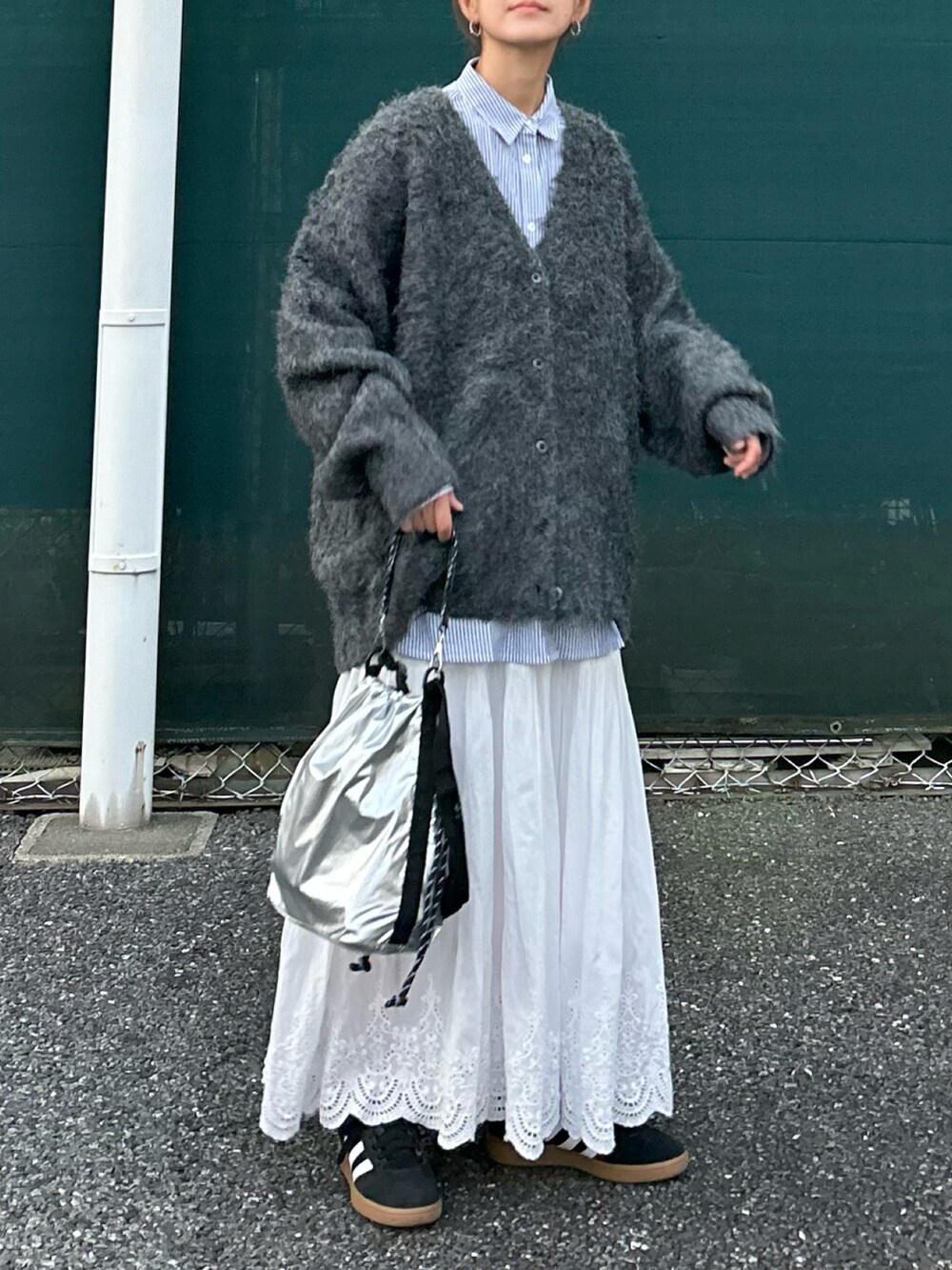 グレー系のカーディガン/ボレロ、ブルー系のシャツ/ブラウス、シルバー系のショルダーバッグを着用したレディースの秋コーディネートの4枚目の写真