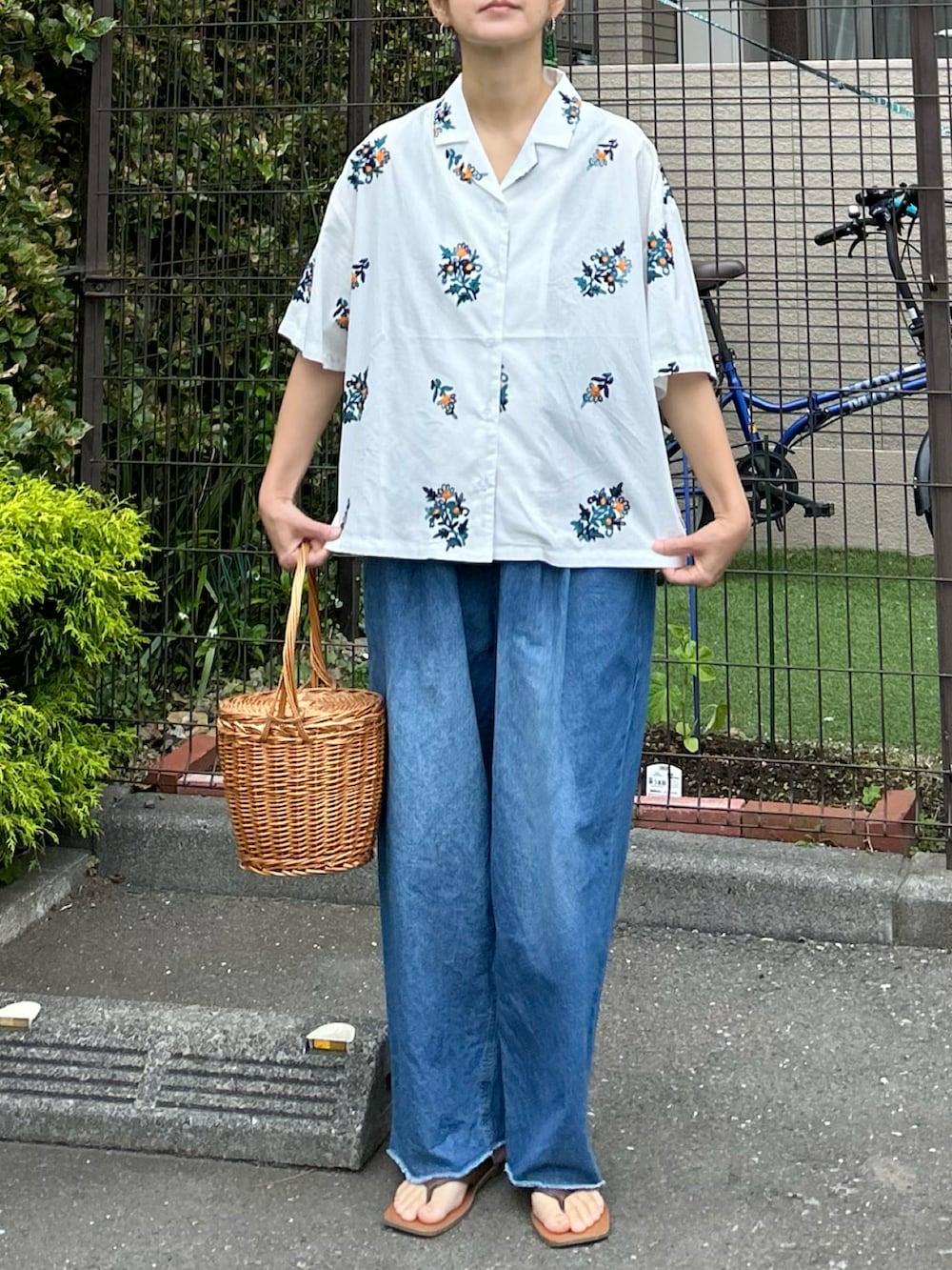 ホワイト系のシャツ/ブラウス、ブルー系のデニムパンツを着用したレディースの夏コーディネートの3枚目の写真