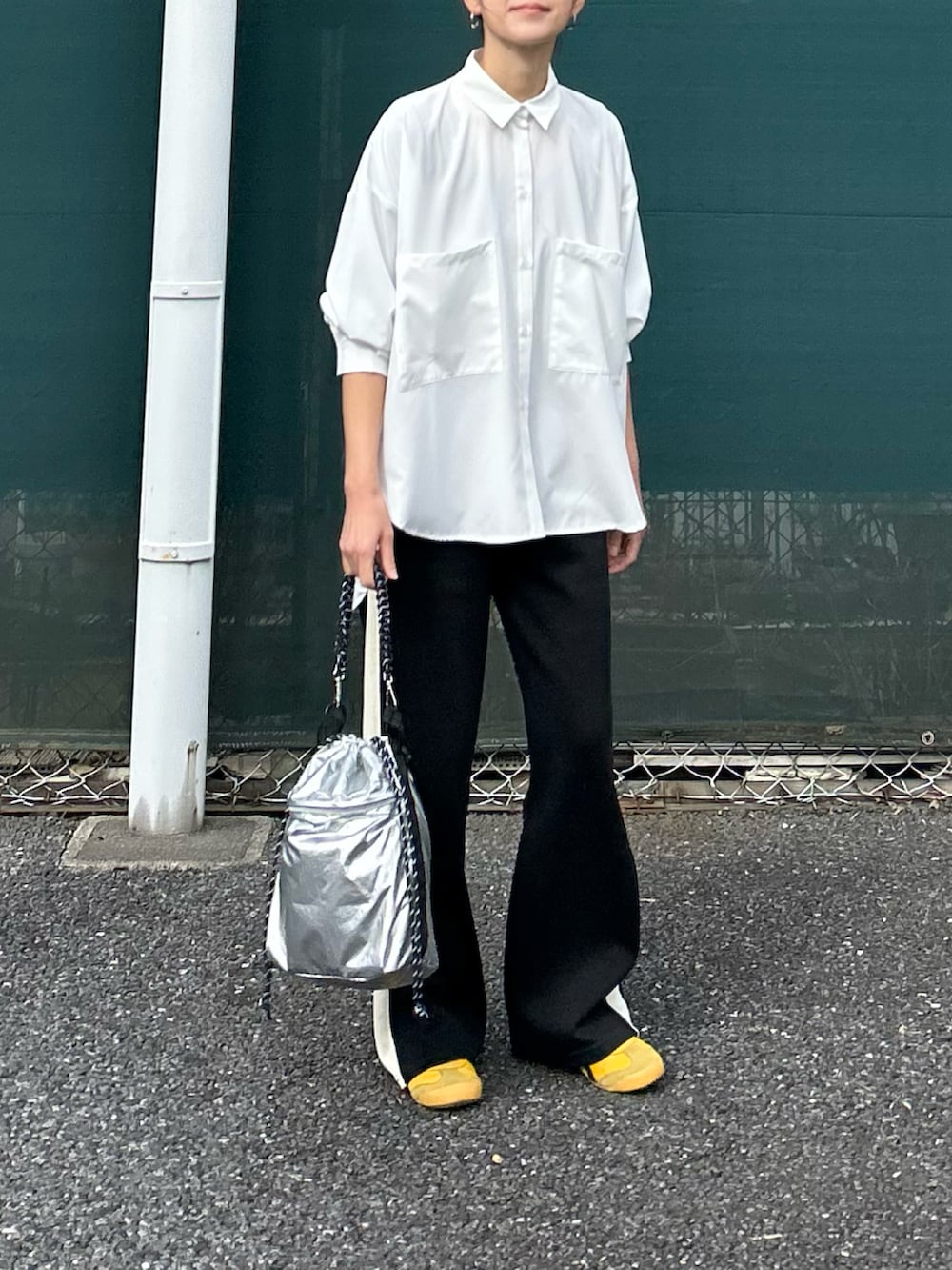 ホワイト系のシャツ/ブラウス、ブラック系のスラックス、シルバー系のショルダーバッグを着用したレディースの冬コーディネートの3枚目の写真