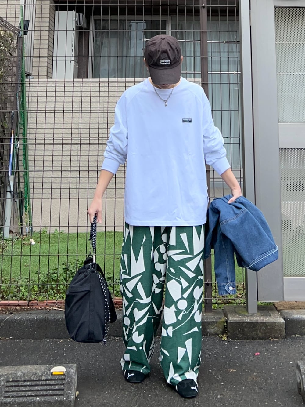 ホワイト系のTシャツ/カットソー、ブラック系のトートバッグ、ブルー系のデニムジャケットを着用したレディースの冬コーディネートの3枚目の写真