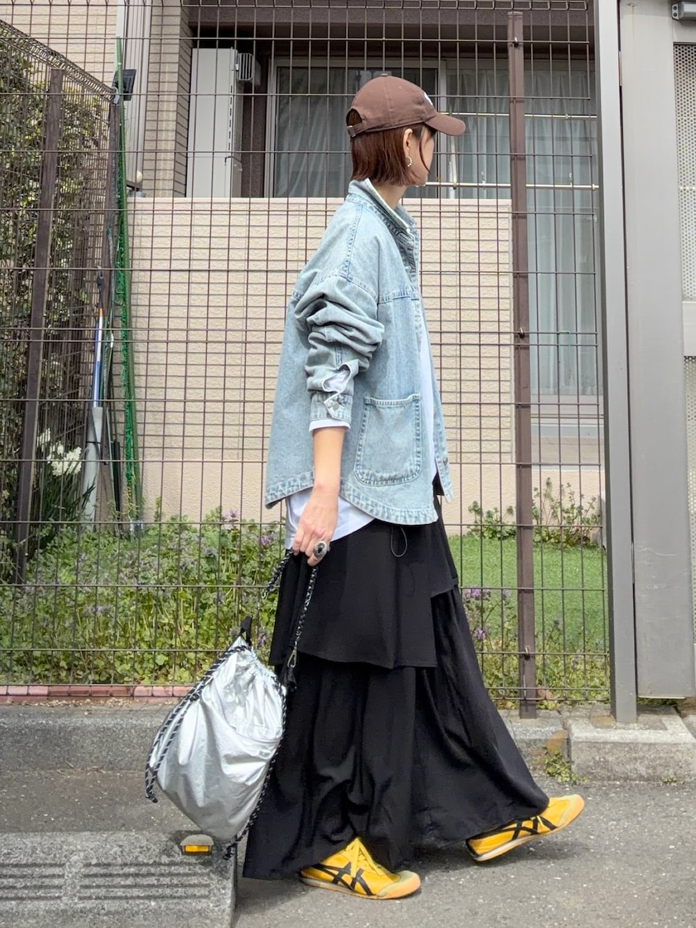 ホワイト系のTシャツ/カットソー、ブルー系のデニムジャケット、ブラック系のスカートを着用したレディースの春コーディネートの4枚目の写真