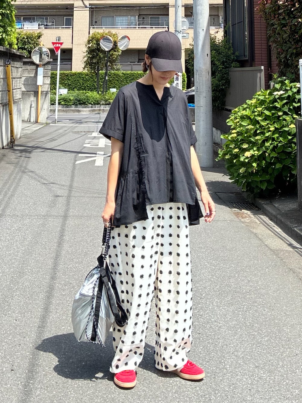 ブラック系のシャツ/ブラウス、シルバー系のショルダーバッグ、ホワイト系のその他パンツを着用したレディースの夏コーディネートの2枚目の写真