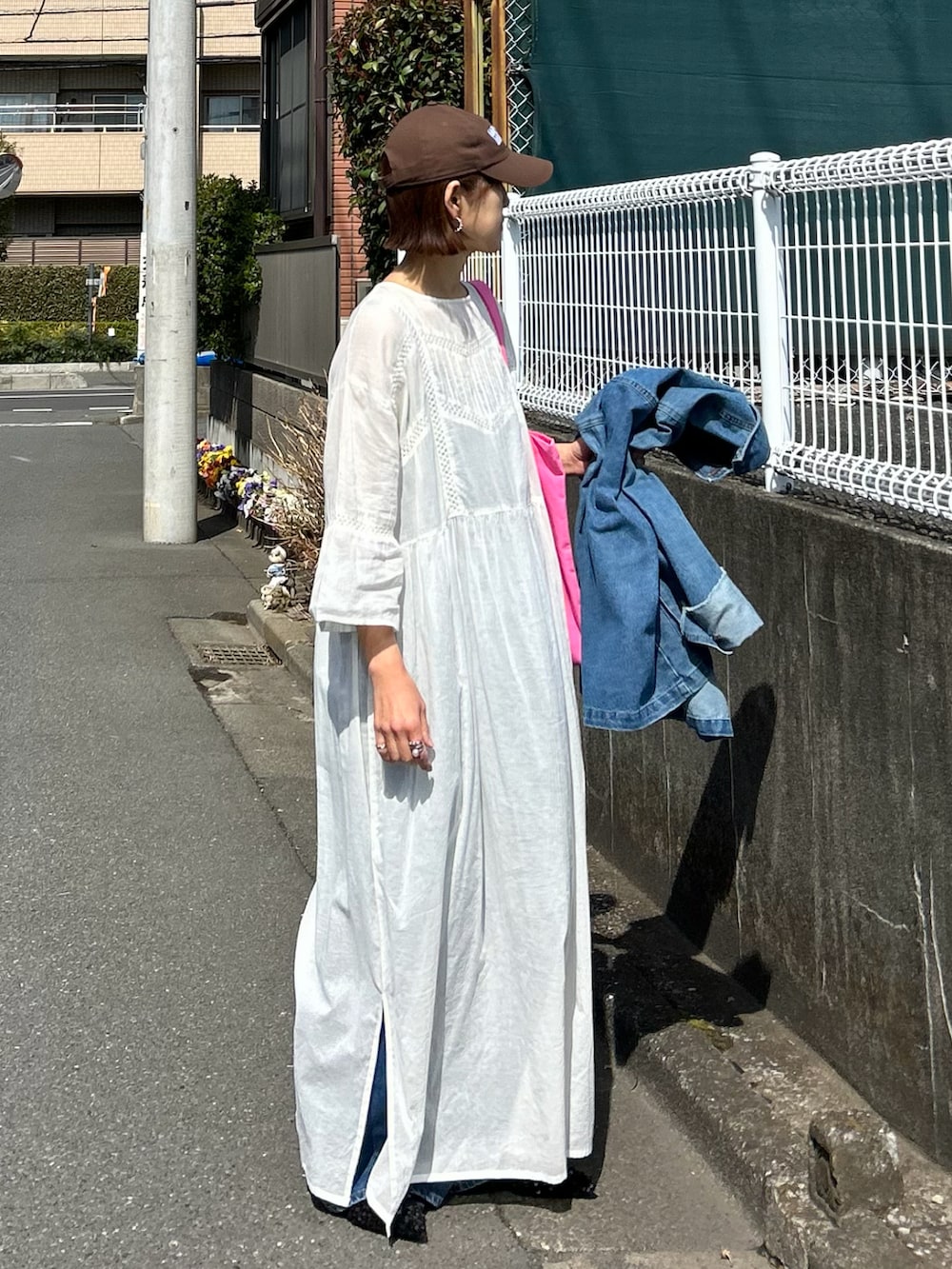 ホワイト系のワンピースを着用したレディースの春コーディネートの3枚目の写真