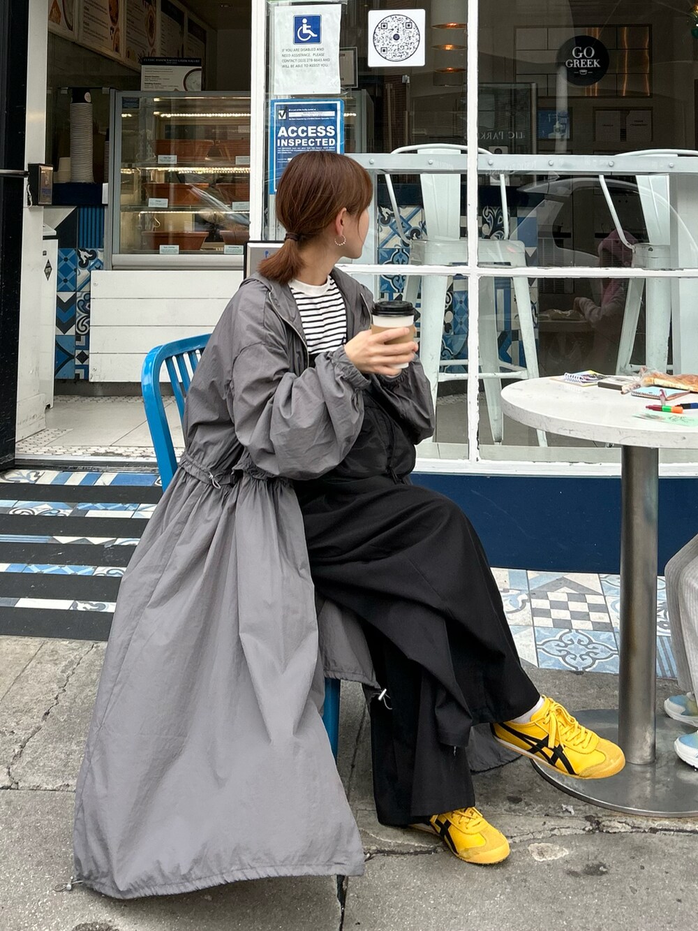 ブラック系のナイロンジャケット、ブラック系のサロペット/オーバーオール、ブラック系のショルダーバッグを着用したレディースの冬コーディネートの3枚目の写真