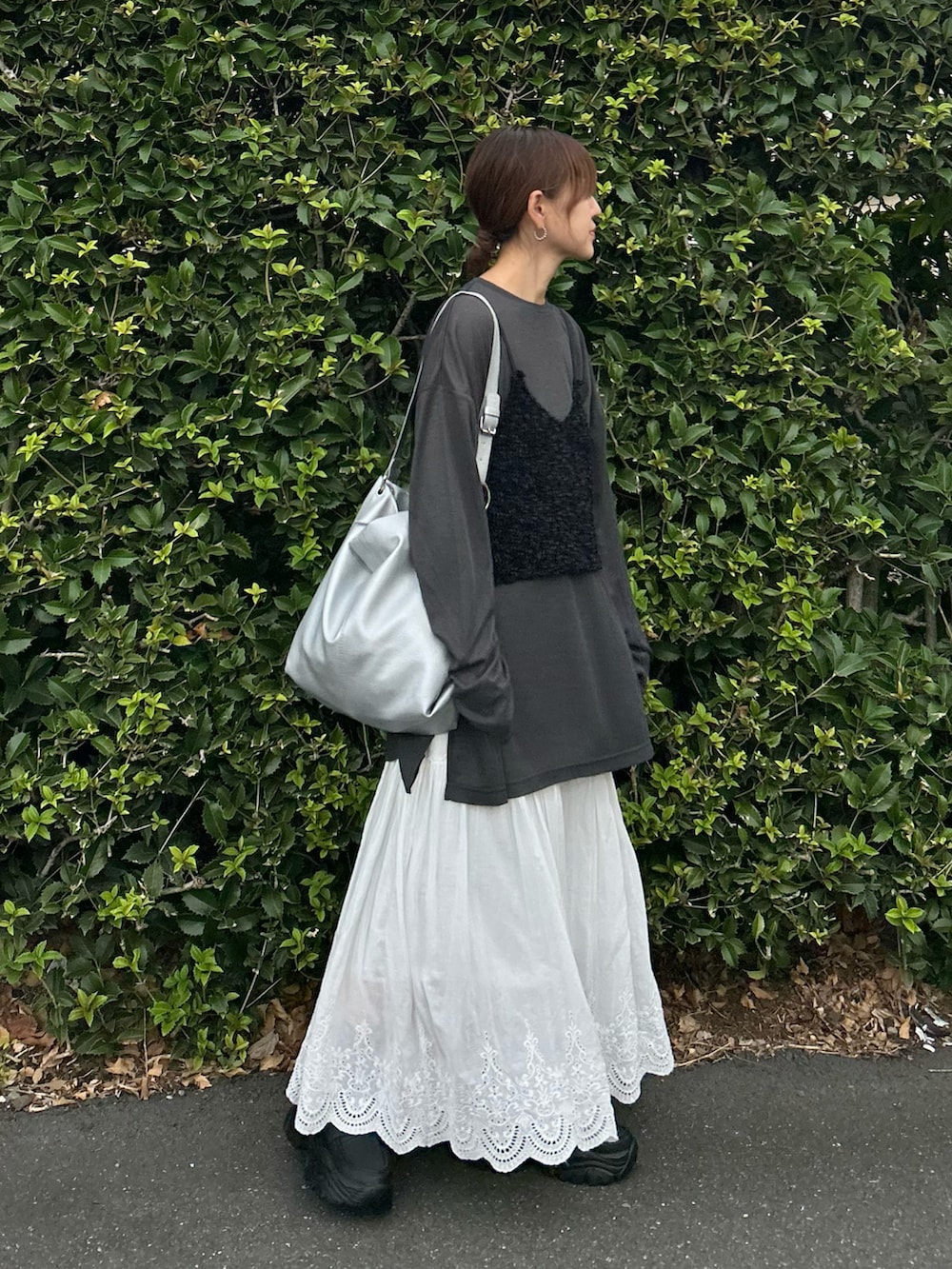 グレー系のTシャツ/カットソー、ブラック系のベスト、シルバー系のショルダーバッグを着用したレディースの夏コーディネートの3枚目の写真