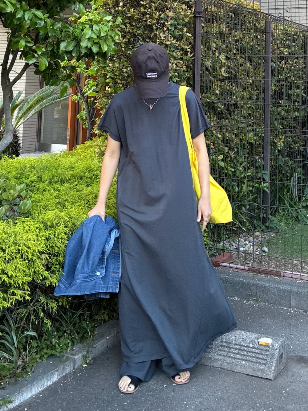 グレー系のワンピース、グレー系のその他パンツを着用したレディースの春コーディネートの3枚目の写真