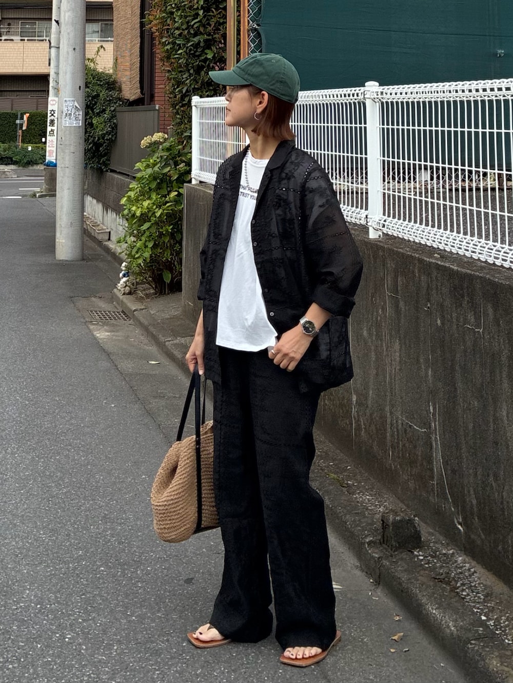 ホワイト系のTシャツ/カットソー、ブラック系のシャツ/ブラウス、ブラック系のその他パンツを着用したレディースの夏コーディネートの3枚目の写真