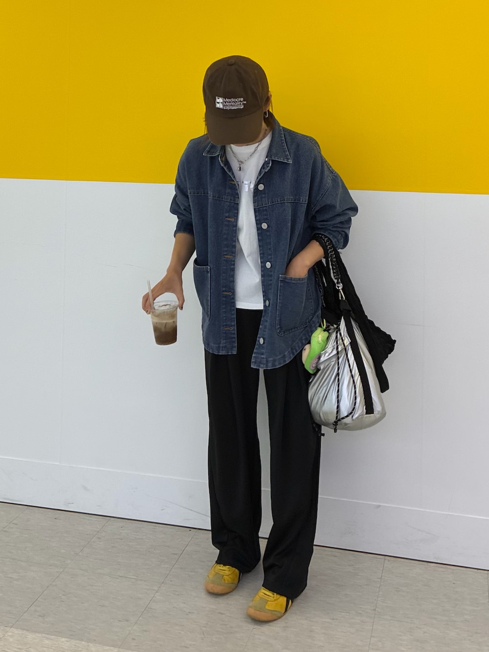 ブラック系のスラックス、ブルー系のデニムジャケット、ホワイト系のTシャツ/カットソーを着用したレディースの春コーディネートの4枚目の写真