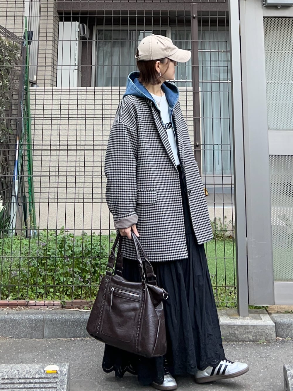 ブラウン系のテーラードジャケット、ブルー系のデニムジャケット、ホワイト系のTシャツ/カットソーを着用したレディースの春コーディネートの3枚目の写真