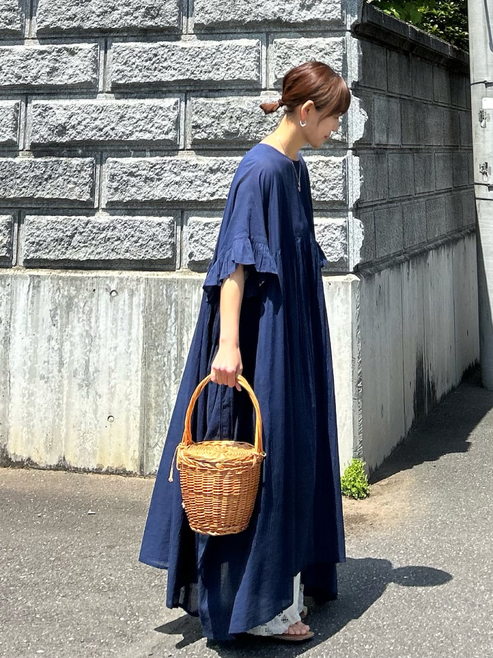 ブルー系のワンピース、ホワイト系のその他パンツを着用したレディースの春コーディネートの3枚目の写真