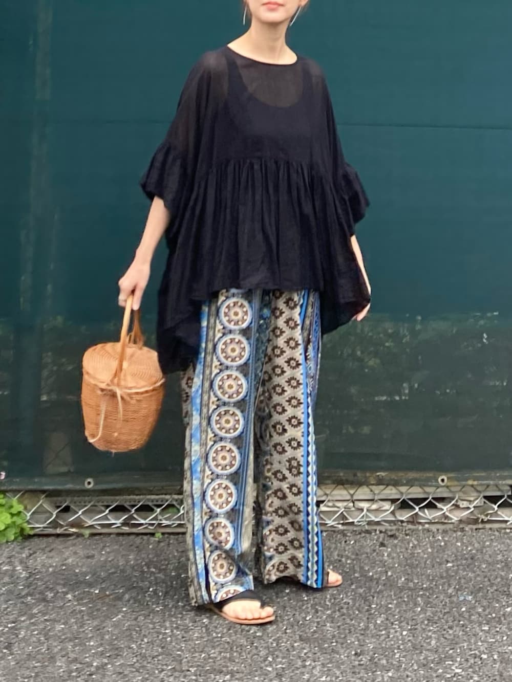 ブラック系のシャツ/ブラウス、ブルー系のその他パンツを着用したレディースの春コーディネートの2枚目の写真