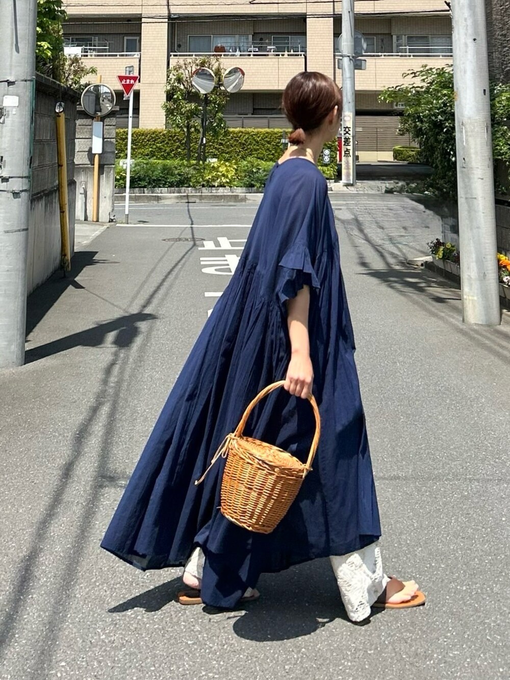 ブルー系のワンピース、ホワイト系のその他パンツを着用したレディースの春コーディネートの5枚目の写真