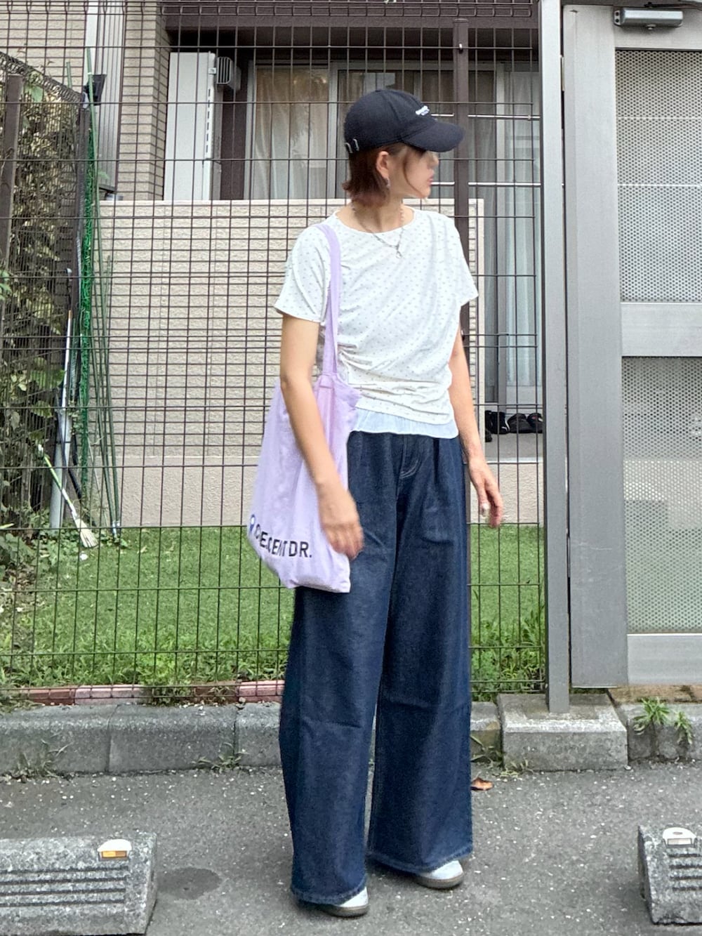 ホワイト系のTシャツ/カットソー、パープル系のトートバッグ、ブルー系のデニムパンツを着用したレディースの夏コーディネートの3枚目の写真
