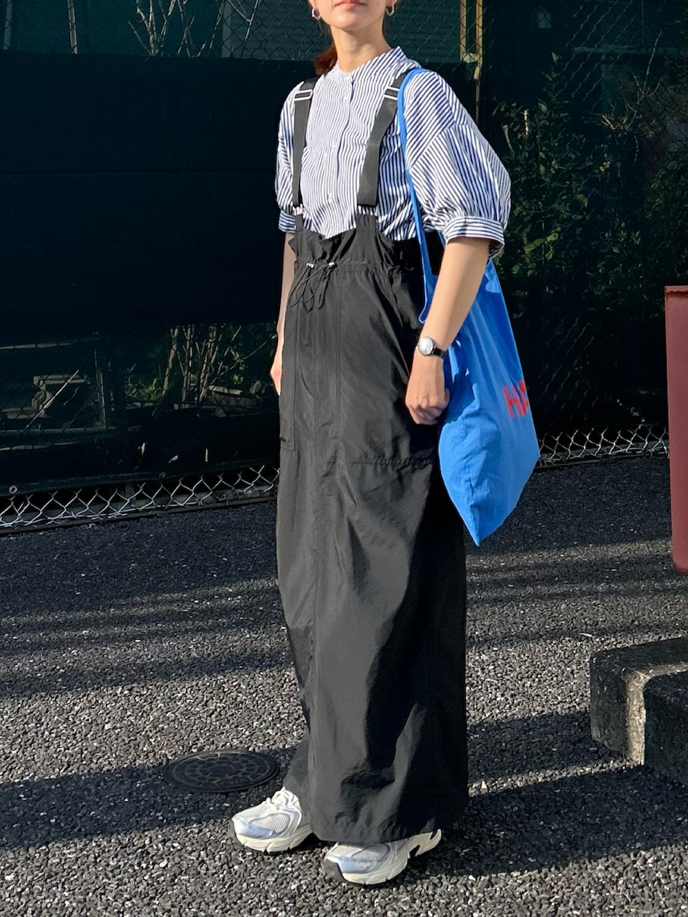 「春夏コーデ、シンプルコーデ、お出かけコーデ、レイヤードスタイル、休日スタイル、デニム、デニムジャケット、ストライプシャツ、ロングスカート、スニーカー、トートバッグ、きれいめカジュアル、プチプラ」｜「BONLECILLのアソート柄 ボリュームスリーブバンドカラー半袖シャツ（シャツ/ブラウス、ブルー系）」を使った、ＫＲさん（レディース・159cm）の春コーディネートの3枚目の写真