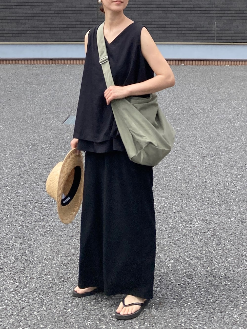 ブラック系のその他パンツ、グリーン系のショルダーバッグを着用したレディースの夏コーディネートの2枚目の写真