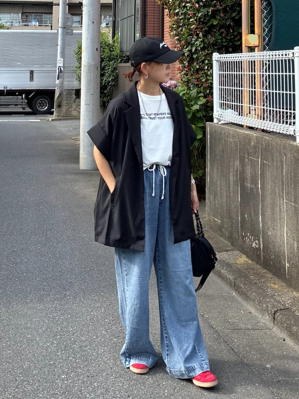 ブラック系のテーラードジャケット、ホワイト系のTシャツ/カットソー、ブラック系のトートバッグを着用したレディースの夏コーディネートの5枚目の写真