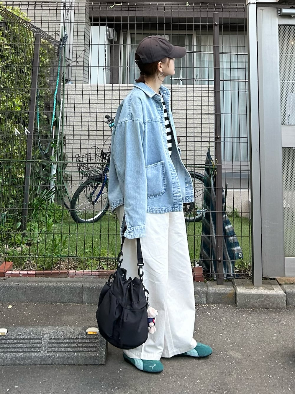 ブラック系のTシャツ/カットソー、ブルー系のデニムジャケット、ホワイト系のその他パンツを着用したレディースの春コーディネートの3枚目の写真