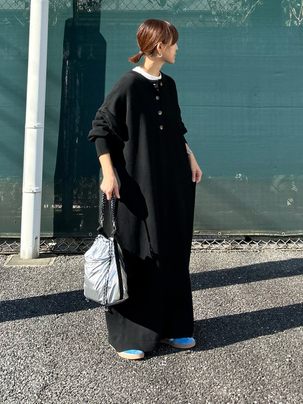 「ニット、モノトーン、きれいめカジュアル、ヘンリーネック、プチプラ、ショルダーバッグ、メタリック、スニーカー、お出かけコーデ、秋コーデ、ニットワンピース、ワンピース、休日スタイル、レイヤードスタイル」｜「notch.の【 notch. by KR 】ヘンリーネックニットワンピース（ワンピース、ブラック系）」を使った、ＫＲさん（レディース・159cm）の秋コーディネートの2枚目の写真