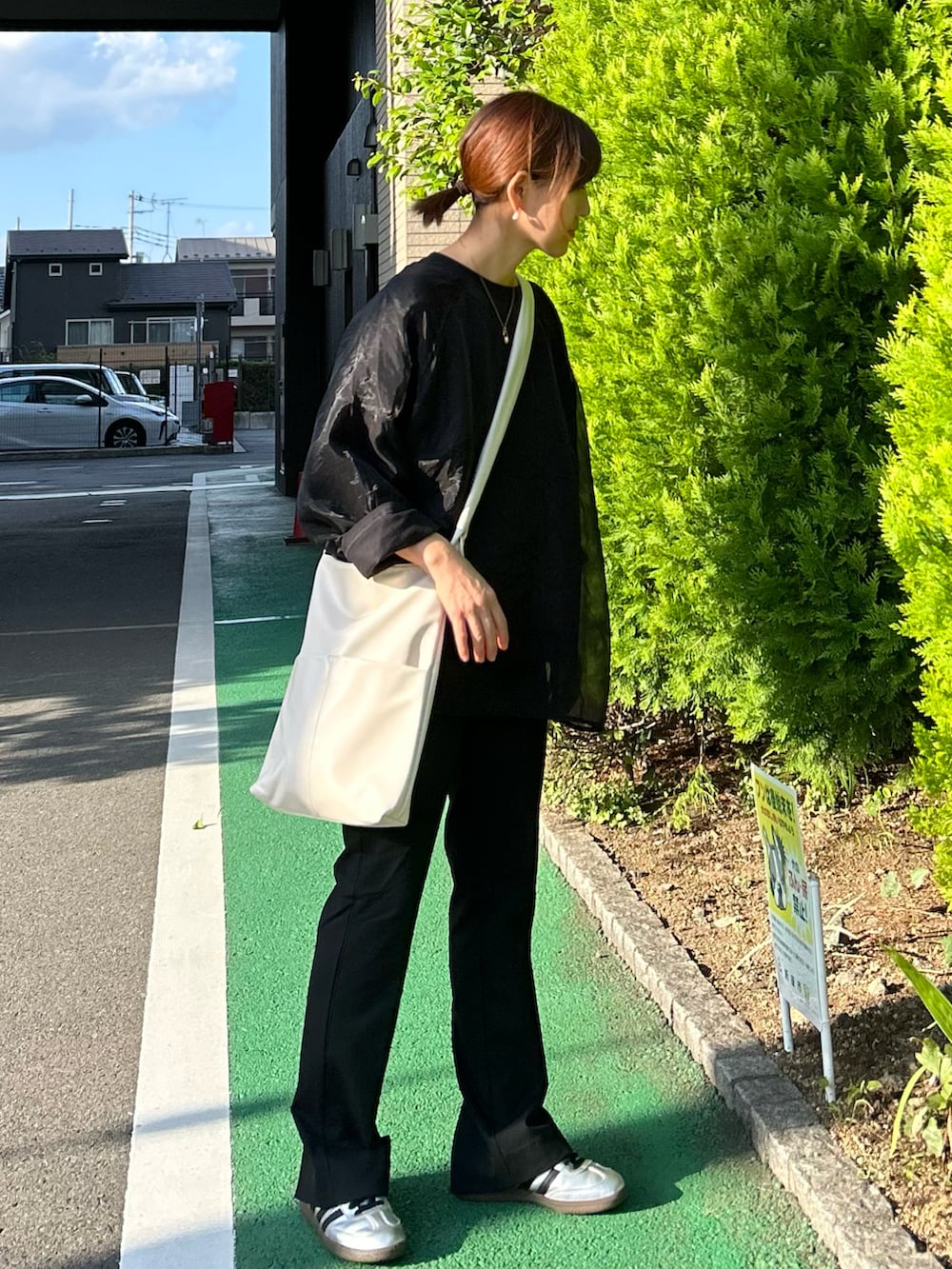 ブラック系のTシャツ/カットソー、ブラック系のその他パンツ、ホワイト系のショルダーバッグを着用したレディースの秋コーディネートの2枚目の写真