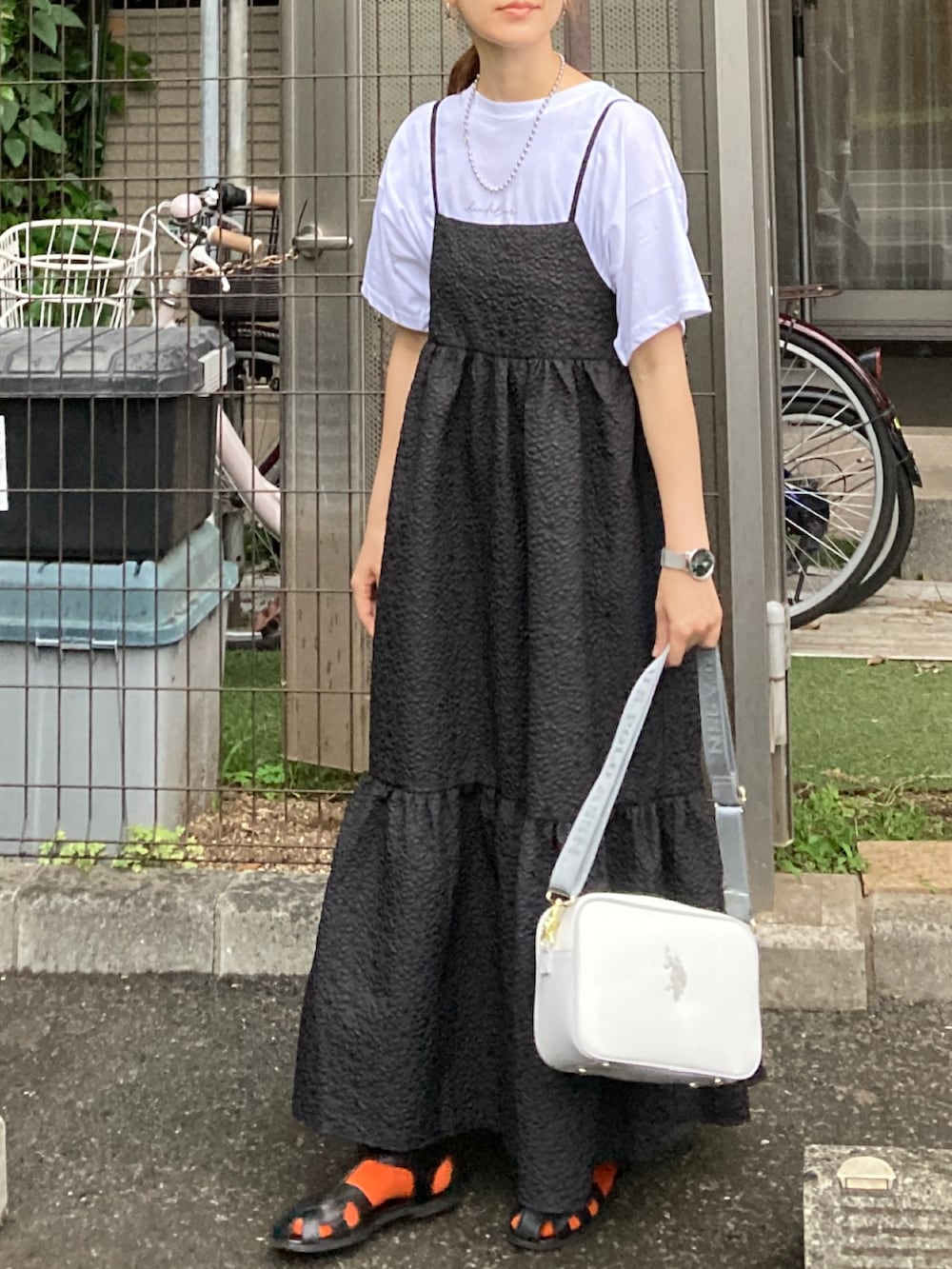 「このスタイルがお気に入り、レイヤードスタイル、休日スタイル、シンプルコーデ、きれいめカジュアル、プチプラ、キャミワンピ、ロングワンピース、白Tシャツ、ショルダーバッグ、カラーソックス、グルカサンダル、お出かけコーデ、モノトーン」｜「recaの筆記体プリントルーズＴシャツ（Tシャツ/カットソー、ホワイト系）」を使った、ＫＲさん（レディース・159cm）の夏コーディネートの2枚目の写真