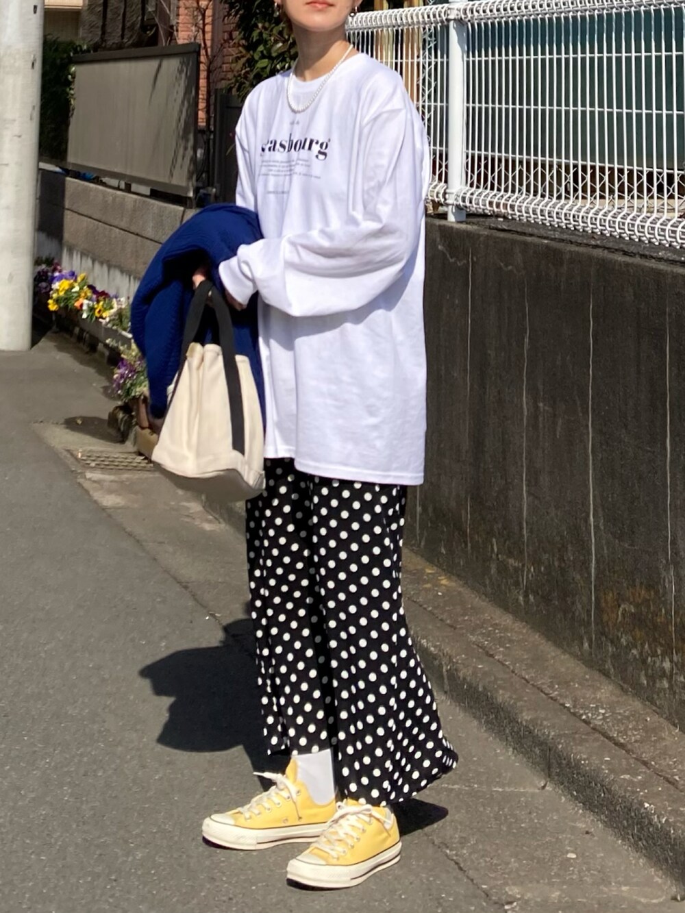 ホワイト系のTシャツ/カットソー、ブルー系のカーディガン/ボレロ、ブラック系のスカートを着用したレディースの冬コーディネートの4枚目の写真