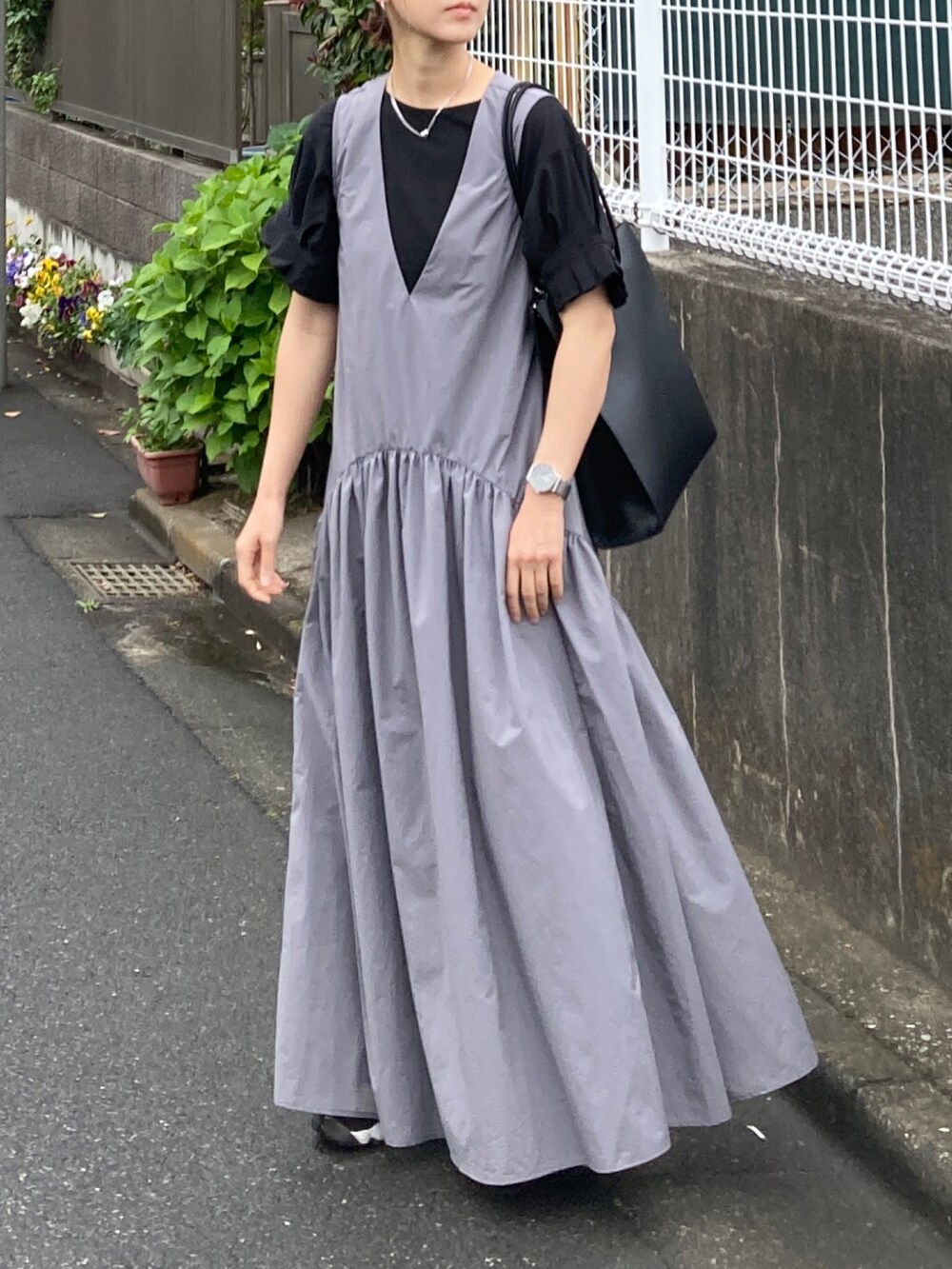 ブラック系のTシャツ/カットソー、グレー系のワンピース、ブラック系のトートバッグを着用したレディースの春コーディネートの2枚目の写真