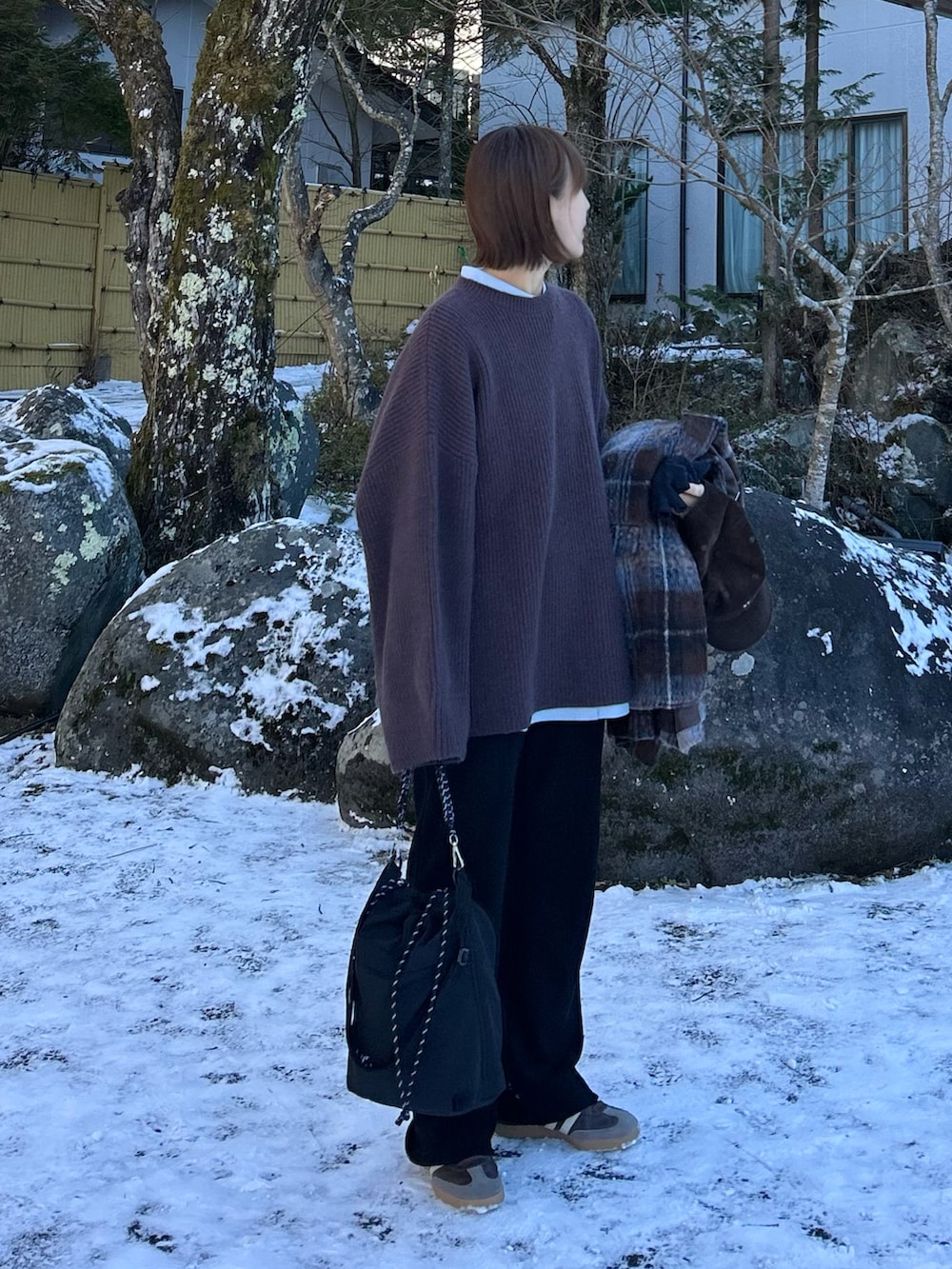 ブラウン系のニット/セーター、ブラック系のトートバッグ、ブラック系のその他パンツを着用したレディースの冬コーディネートの3枚目の写真