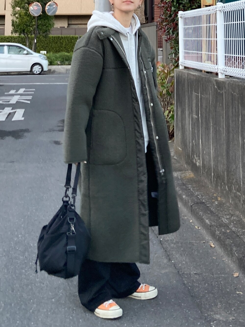グリーン系のその他アウター、グレー系のパーカー、ブラック系のその他パンツを着用したレディースの冬コーディネートの2枚目の写真