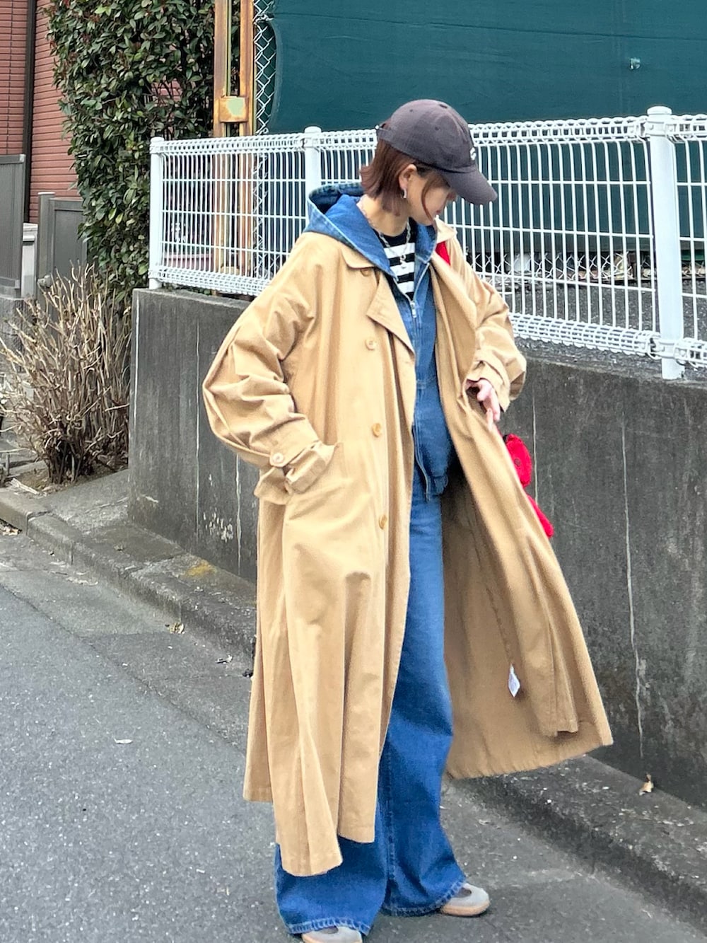 ブルー系のデニムジャケット、ブラック系のTシャツ/カットソー、レッド系のトートバッグを着用したレディースの春コーディネートの2枚目の写真