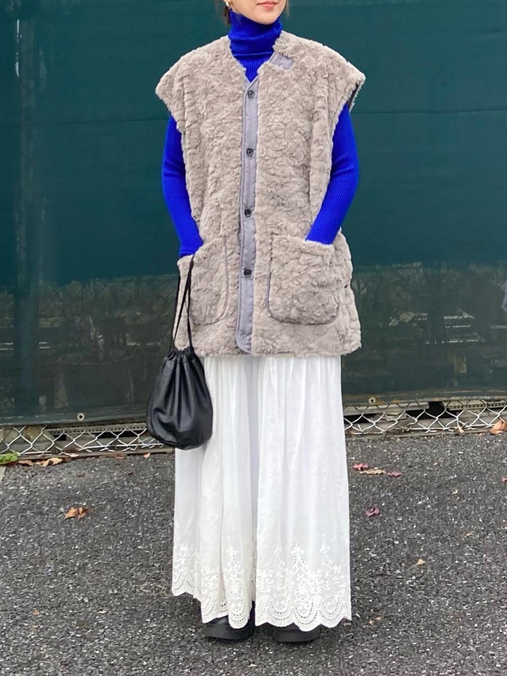 「クリスマスに着たい服、マイベストコーデ2022、冬コーデ、ファーベスト、レイヤードスタイル、休日スタイル、プチプラ、タートルネック、ブルー、ロングスカート、きれいめカジュアル、大人カジュアル、ショートブーツ、巾着バッグ、ビッグシルエット」｜「VENCEEXCHANGEのマルチWAYボアベスト付きモッズコート／ビッグシルエットミリタリーコート／ミリタリーロングコート／ファーベスト（モッズコート、ブラック系）」を使った、ＫＲさん（レディース・159cm）の冬コーディネートの3枚目の写真