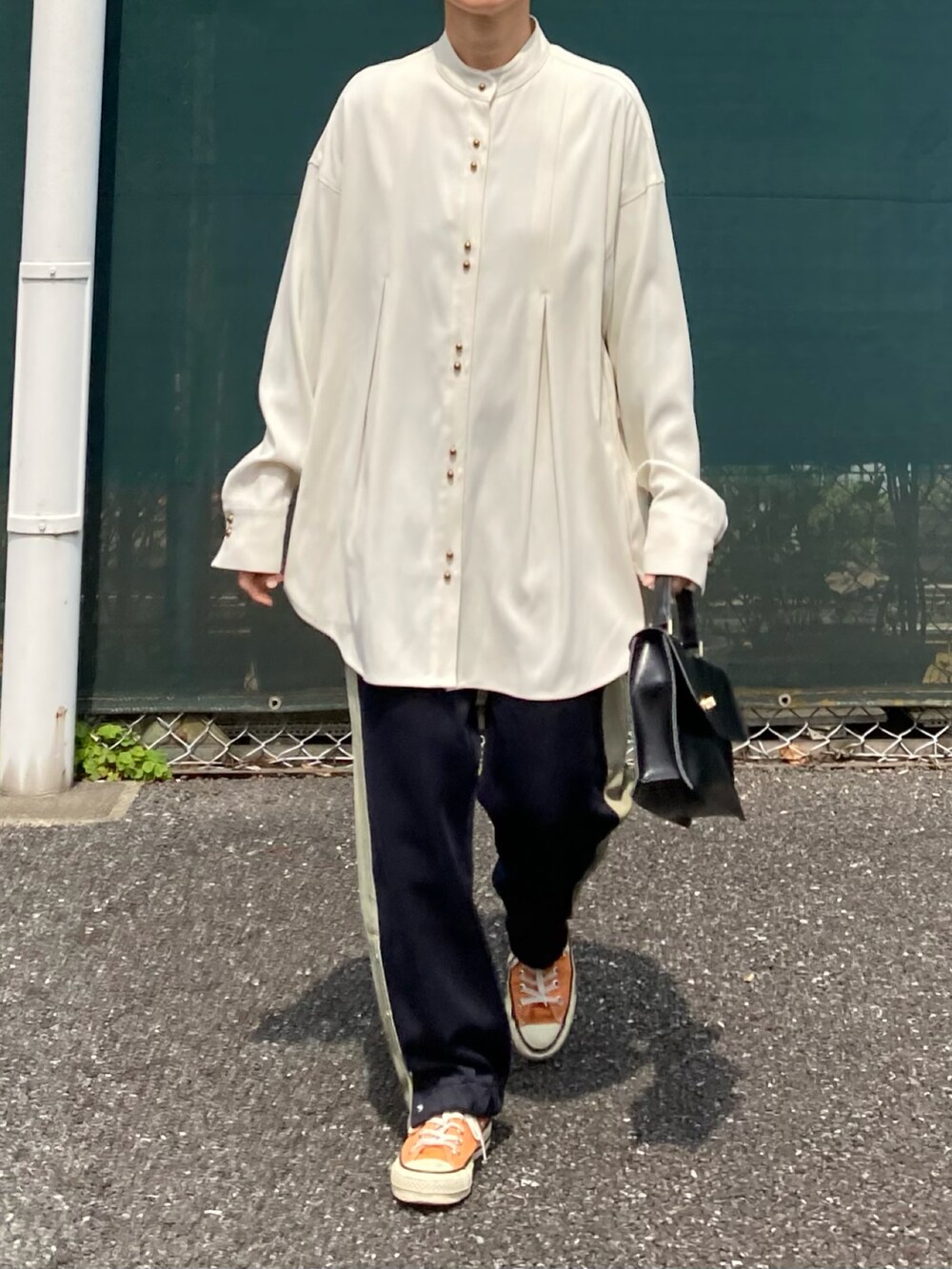 ホワイト系のシャツ/ブラウス、ブルー系のスウェットパンツ、ブラック系のショルダーバッグを着用したレディースの春コーディネートの4枚目の写真