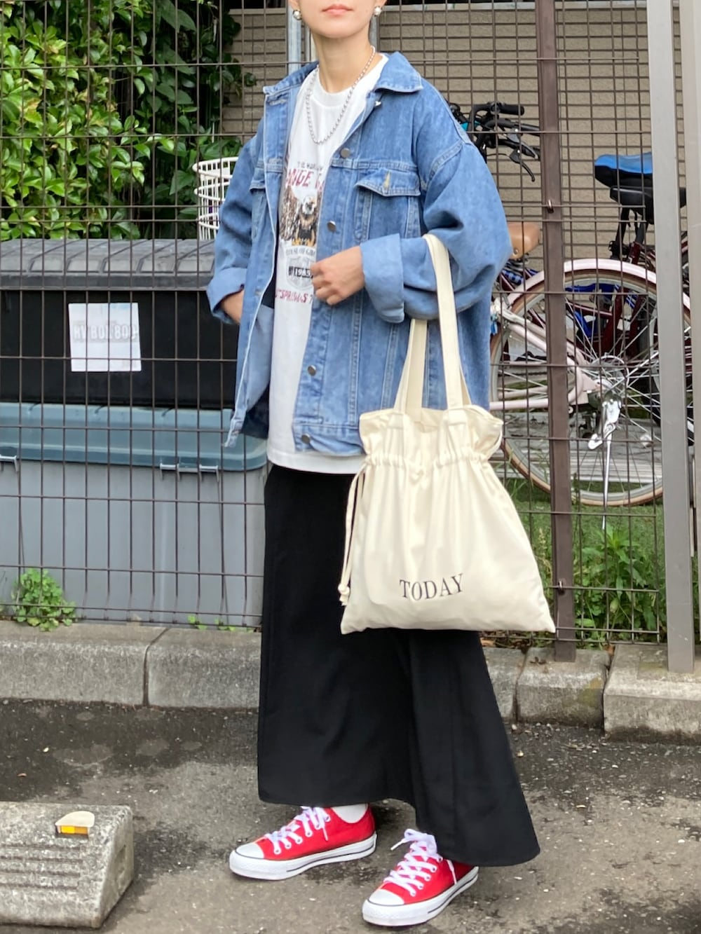 その他のTシャツ/カットソー、ブルー系のデニムジャケット、ホワイト系のトートバッグを着用したレディースの春コーディネートの4枚目の写真