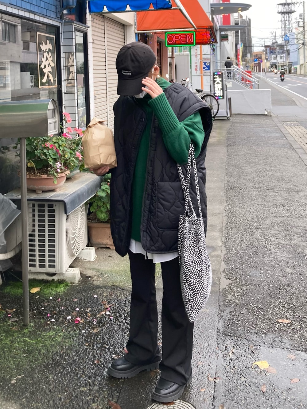 「冬コーデ、レイヤードスタイル、休日スタイル、きれいめカジュアル、大人カジュアル、タートルネック、ニット、グリーン、ベスト、キルティング、キルティングベスト、フレアパンツ、厚底シューズ、トートバッグ、キャップ」｜「CORNERS by KRのCORNERS by KR　4wayボアキルティングジャケット（ブルゾン、ブラック系）」を使った、ＫＲさん（レディース・159cm）の冬コーディネートの3枚目の写真
