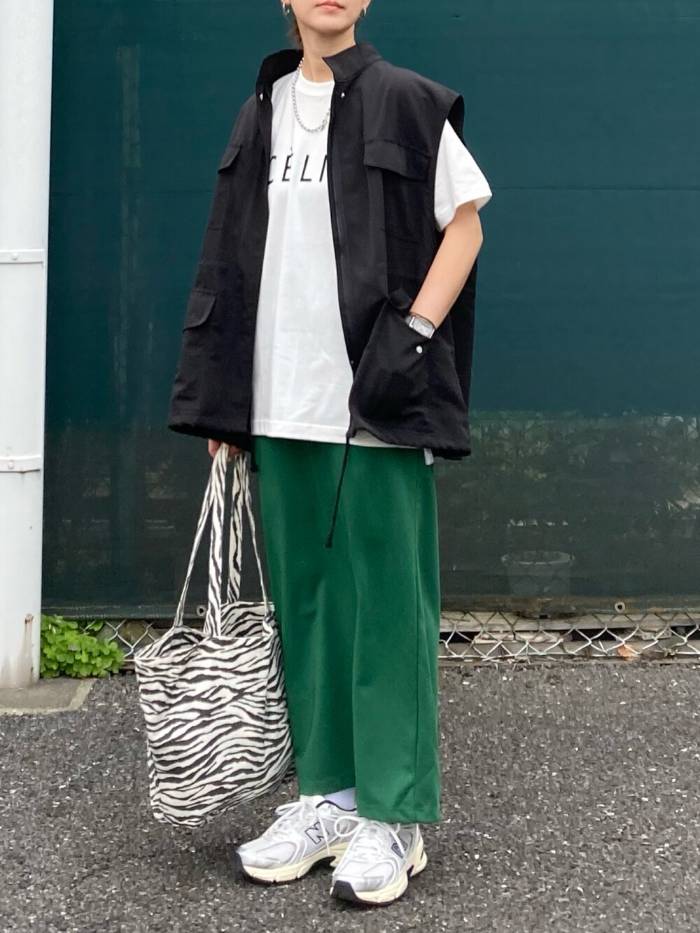 その他のTシャツ/カットソー、ブラック系のベスト、グリーン系のスカートを着用したレディースの春コーディネートの4枚目の写真