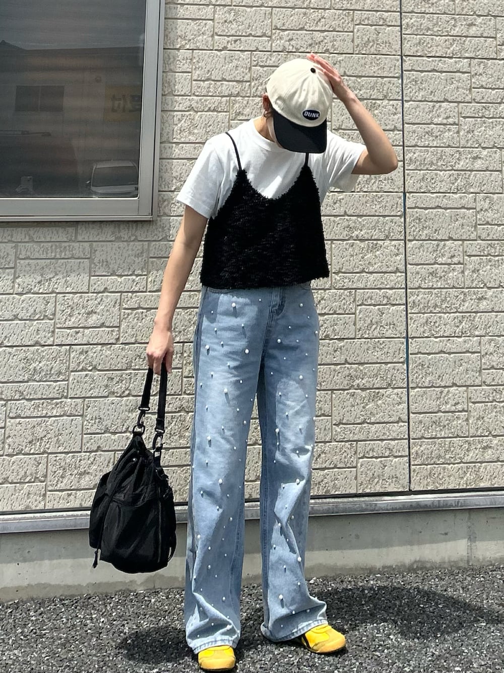 その他のTシャツ/カットソー、ブラック系のベスト、ブルー系のデニムパンツを着用したレディースの夏コーディネートの2枚目の写真