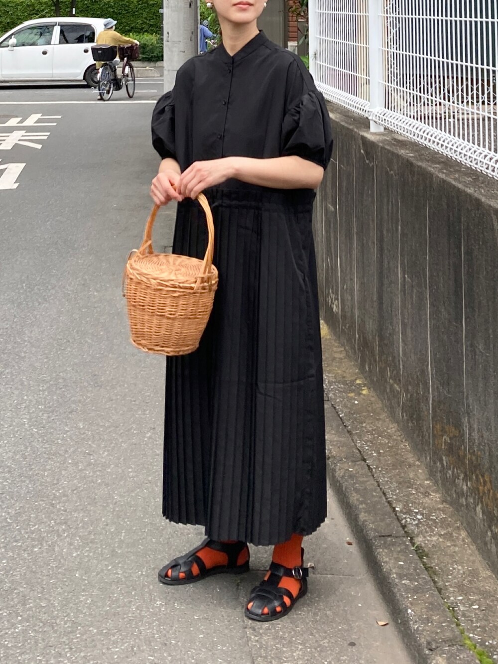 ブラック系のワンピース、ブラック系のサンダルを着用したレディースの夏コーディネートの3枚目の写真