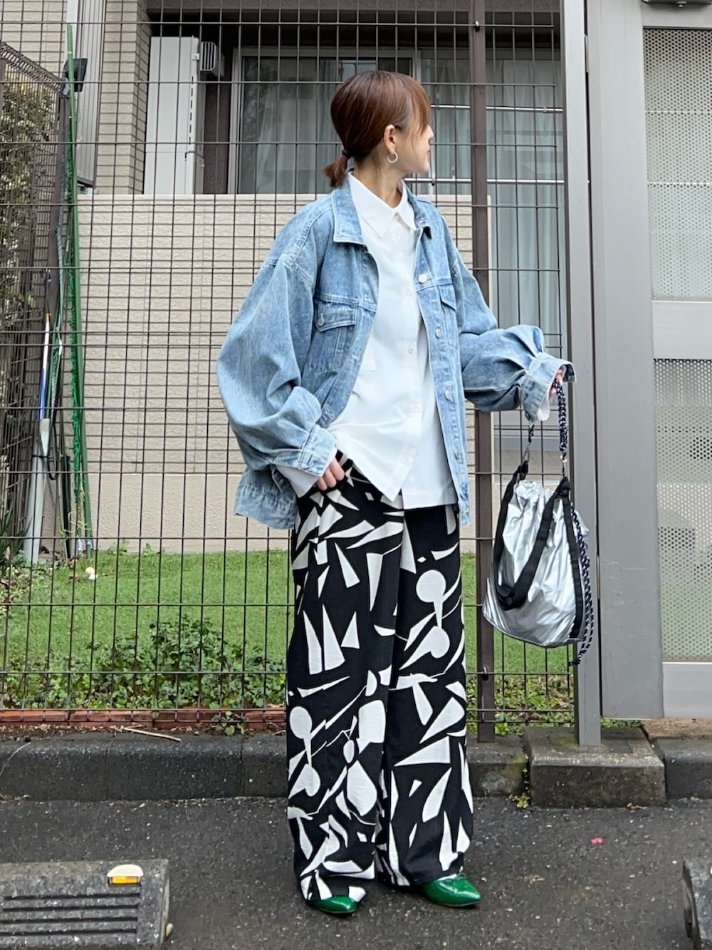 ホワイト系のシャツ/ブラウス、ブルー系のデニムジャケット、シルバー系のトートバッグを着用したレディースの冬コーディネートの4枚目の写真