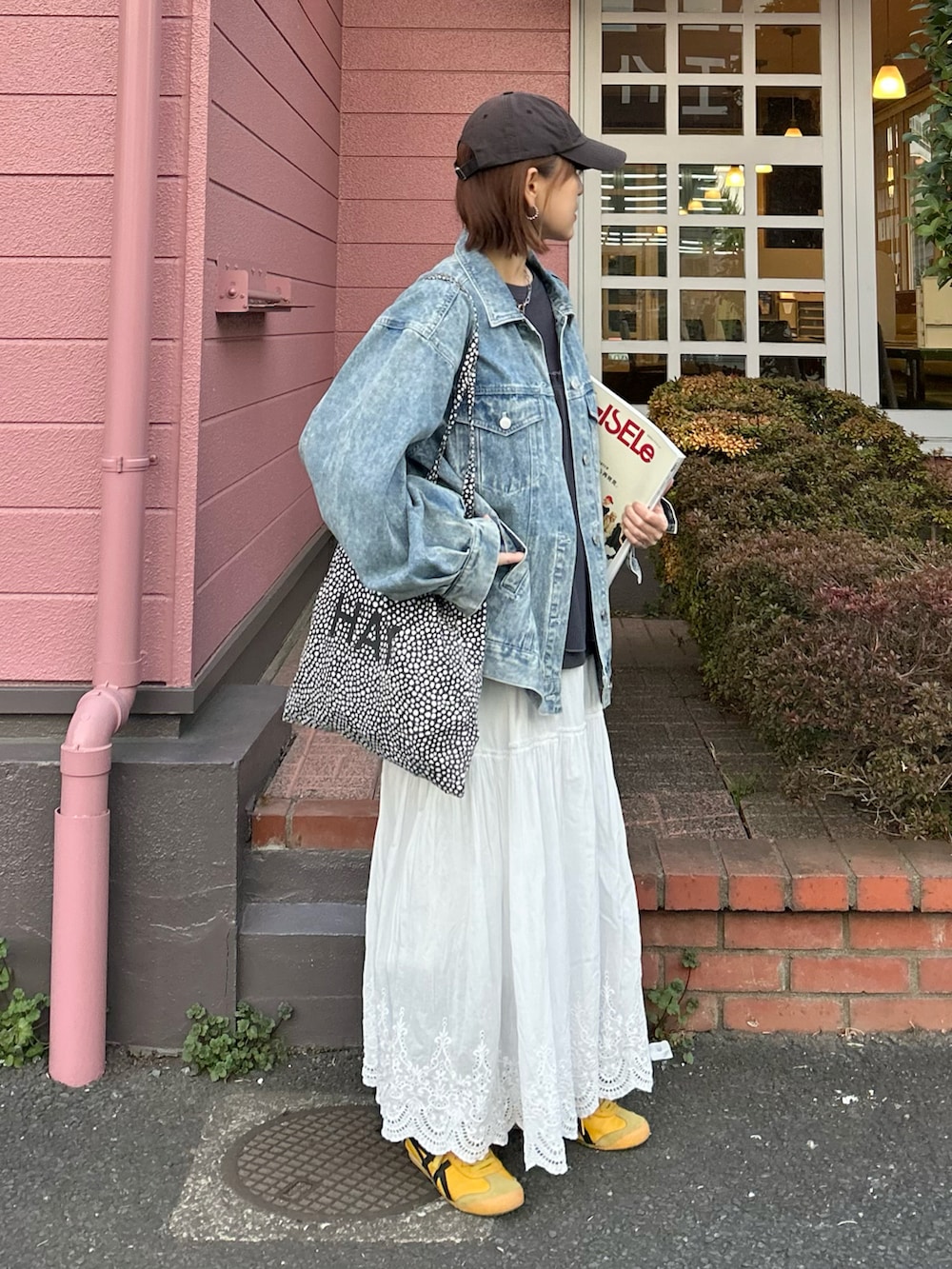 ブルー系のデニムジャケット、グレー系のアンサンブル、ホワイト系のスカートを着用したレディースの冬コーディネートの4枚目の写真