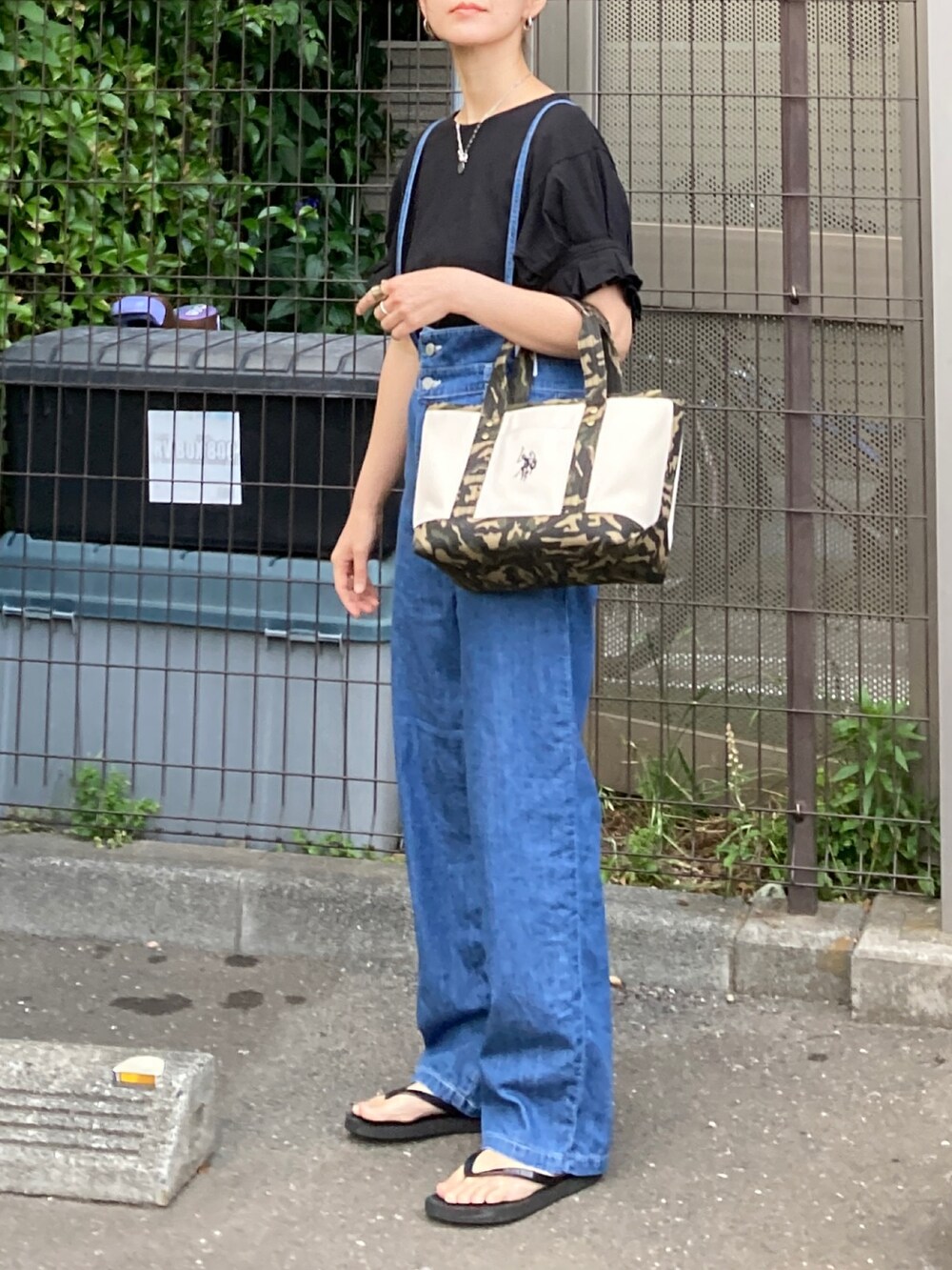 ブラック系のTシャツ/カットソー、ブルー系のサロペット/オーバーオール、ホワイト系のトートバッグを着用したレディースの夏コーディネートの2枚目の写真