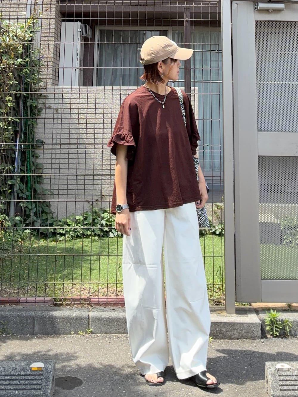 ブラウン系のTシャツ/カットソー、ホワイト系のその他パンツ、ブラック系のサンダルを着用したレディースの夏コーディネートの2枚目の写真