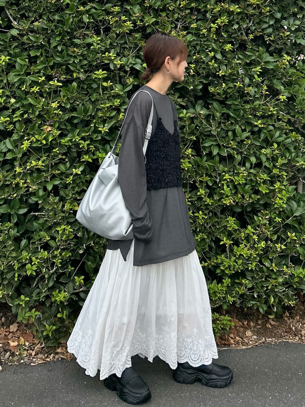 グレー系のTシャツ/カットソー、ブラック系のベスト、シルバー系のショルダーバッグを着用したレディースの夏コーディネートの2枚目の写真
