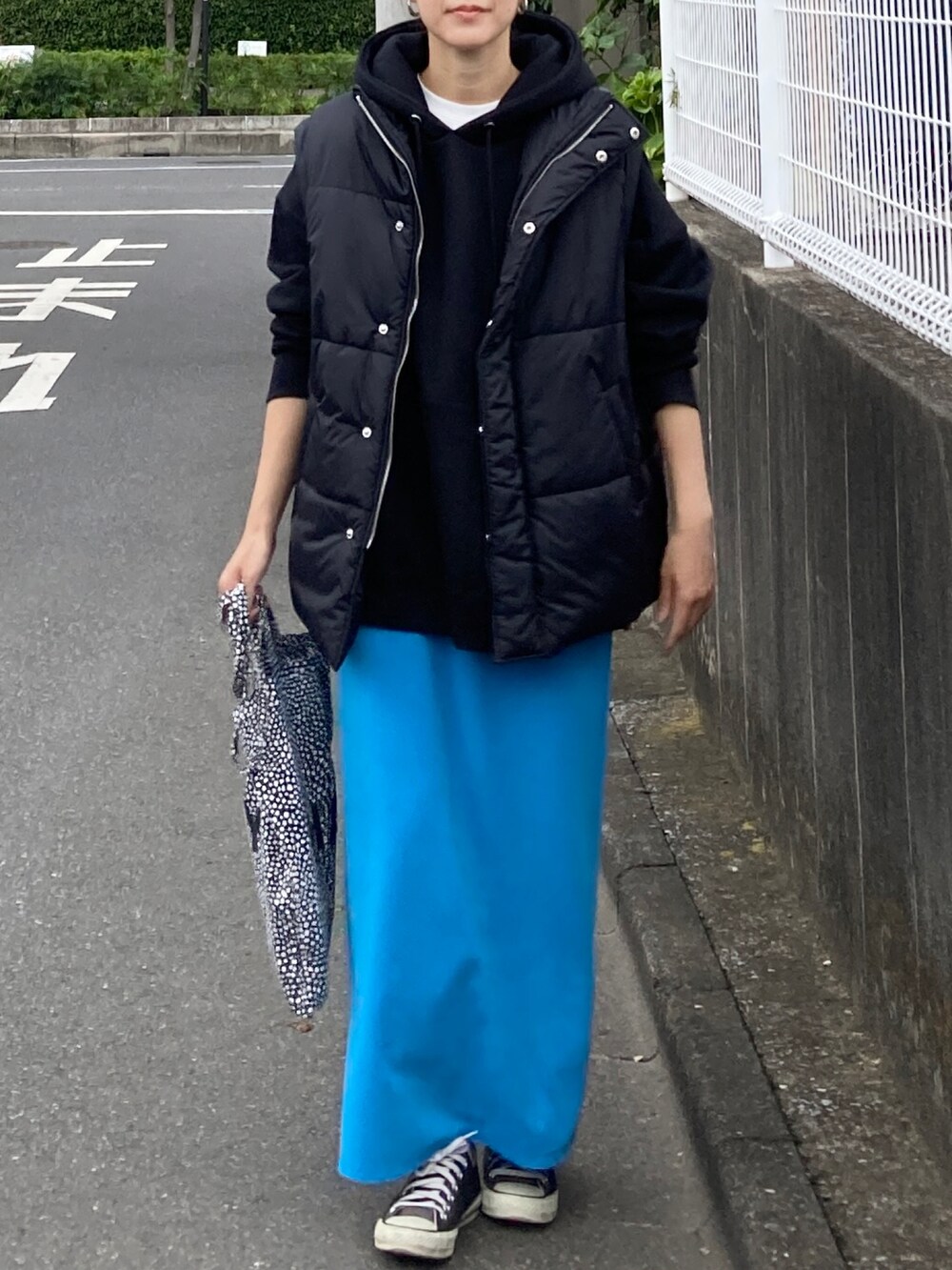 「ファッションを楽しもう、お出かけコーデ、冬コーデ、秋冬コーデ、きれいめカジュアル、キレイめカジュアル、レイヤードスタイル、休日スタイル、パーカー、スウェット、ダウンベスト、ロングスカート、トートバッグ、スニーカー、ビッグシルエット」｜「notch.の【 notch. by KR 】パデッドベスト（ダウンベスト、ブラック系）」を使った、ＫＲさん（レディース・159cm）の秋コーディネートの2枚目の写真