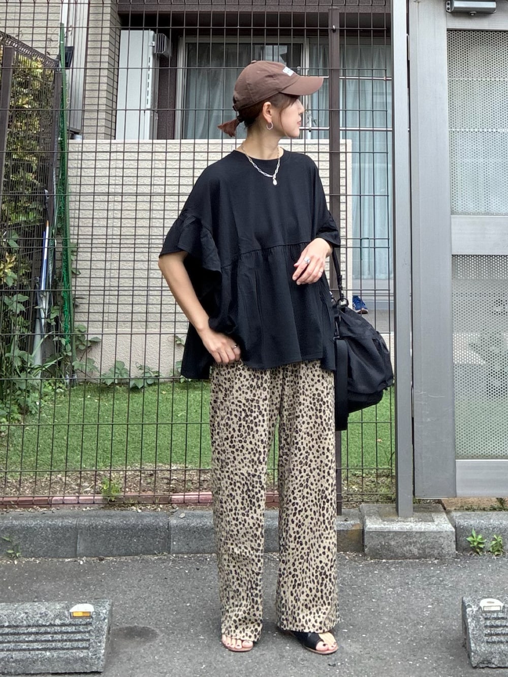 ブラック系のTシャツ/カットソー、ベージュ系のスウェットパンツ、ブラック系のショルダーバッグを着用したレディースの春コーディネートの4枚目の写真