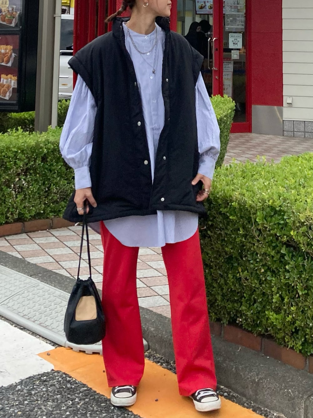 ブルー系のシャツ/ブラウス、ブラック系のダウンジャケット/コート、レッド系のその他パンツを着用したレディースの秋コーディネートの4枚目の写真