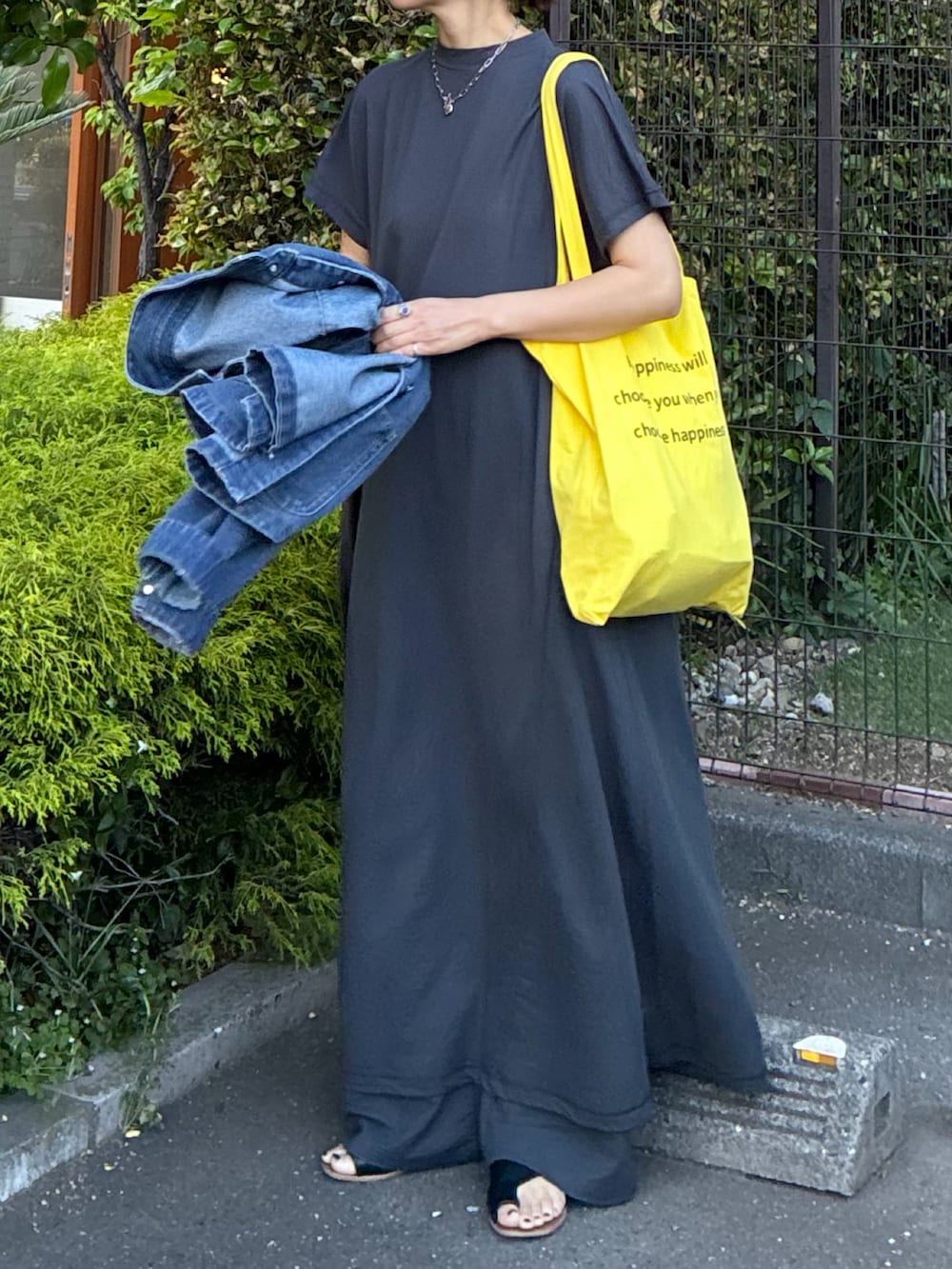グレー系のワンピース、グレー系のその他パンツを着用したレディースの春コーディネートの2枚目の写真