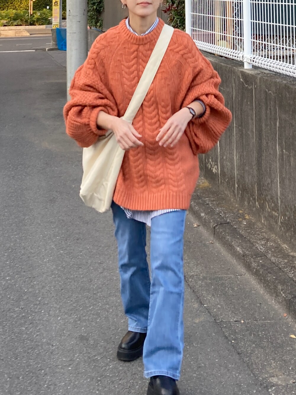 「冬コーデ、レイヤードスタイル、休日スタイル、プチプラ、ビッグシルエット、ボリューム袖、ニット、オレンジ、デニム、ブーツ、厚底シューズ、ショルダーバッグ、クリスマスに着たい服、マイベストコーデ2023、新星WEARISTAにエントリー」|「select MOCAのヘリンボーンドルマンオーバーニット(ニット/セーター、ブラウン系)」を使った、KRさん(レディース・159cm)の冬コーディネートの4枚目の写真