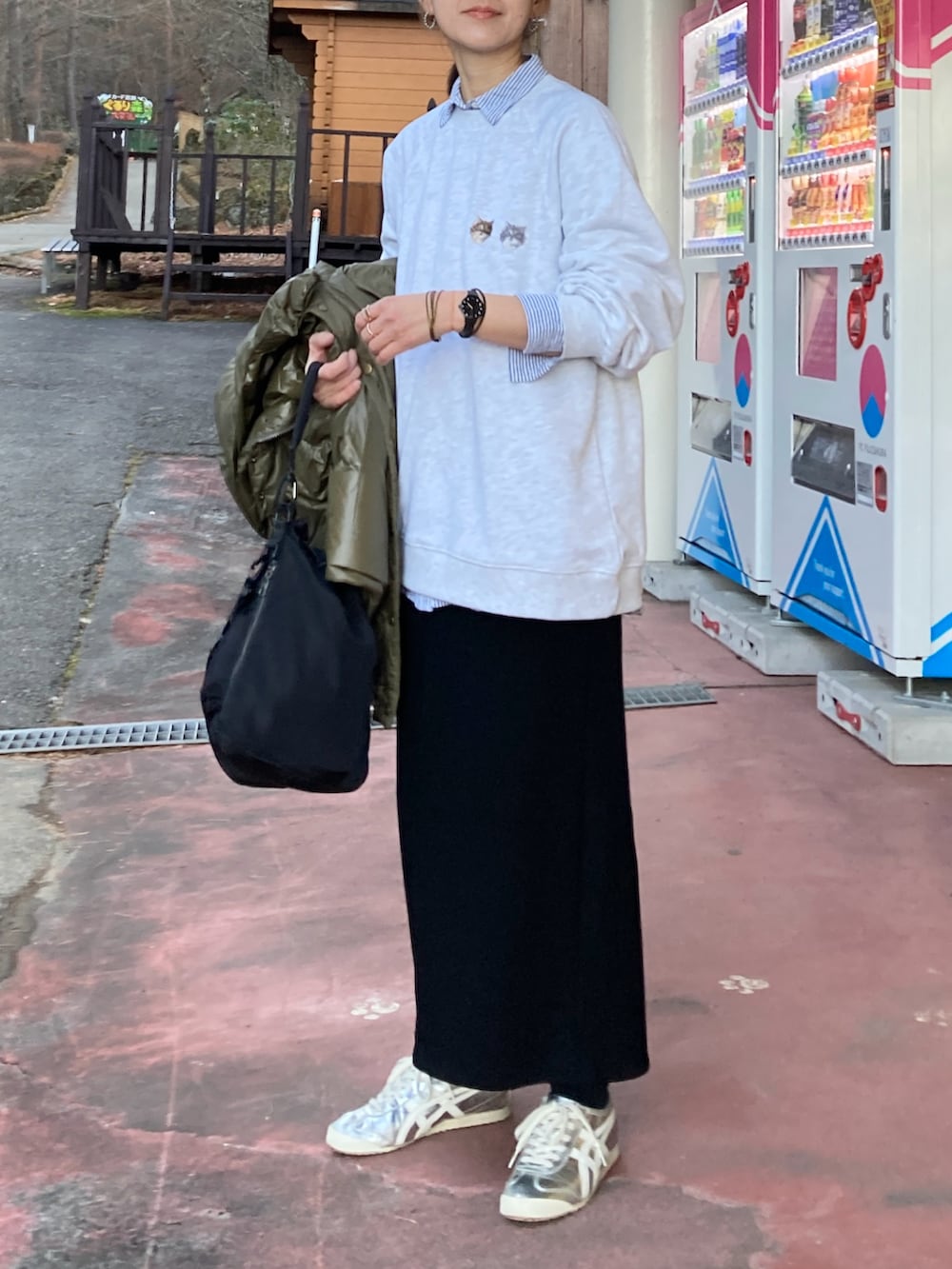 ベージュ系のスウェット、ブルー系のシャツ/ブラウス、ブラック系のショルダーバッグを着用したレディースの冬コーディネートの2枚目の写真